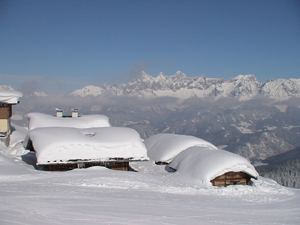 tiefverschneite Landschaft in Österreich